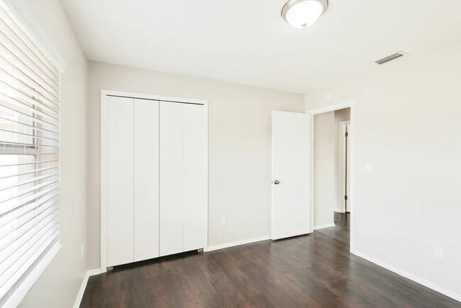 Building Photo - 1303 Village Ct