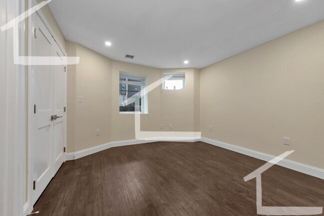 Building Photo - Huge 5 bed in Medford