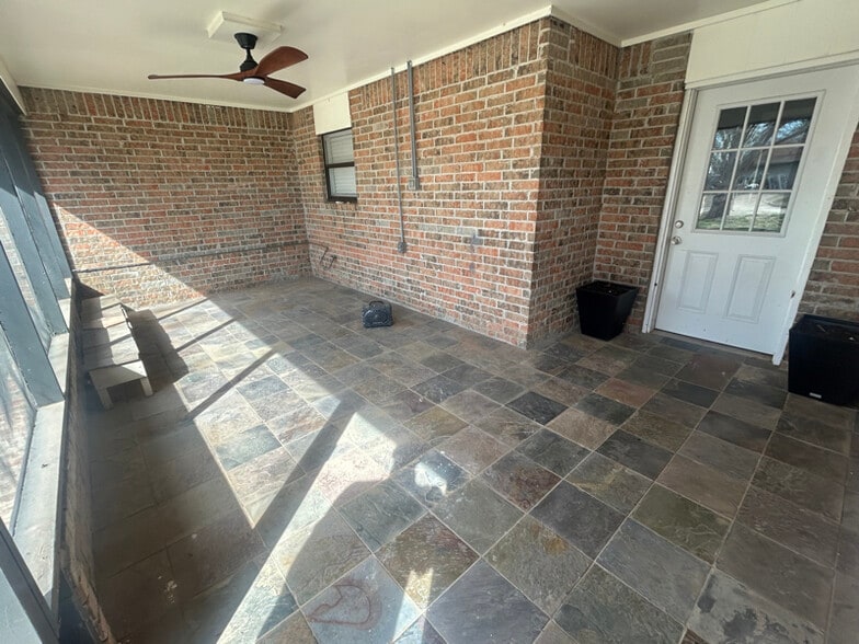 Building Photo - 606 W Ridge Dr