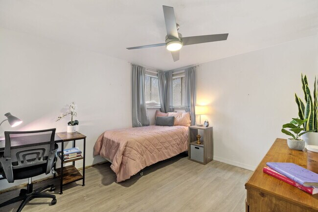 Bedroom 1 - 402 College Park Dr