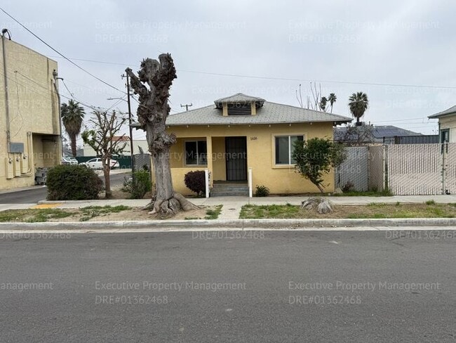 Building Photo - 2 bedroom/ 1 bathroom house