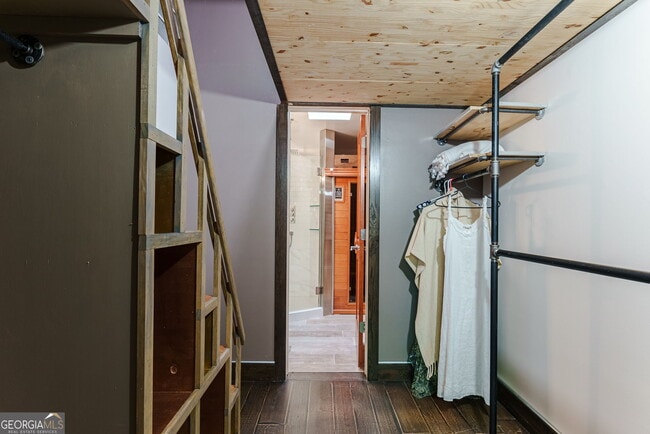 Building Photo - 585 White Cir