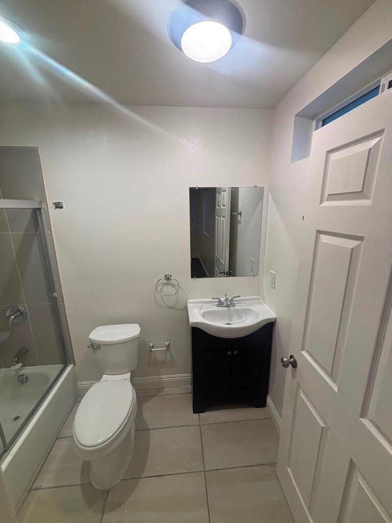 Building Photo - 424 E 101st St