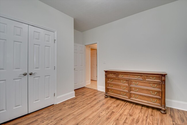 Building Photo - 5 Bed/3 Bath home with Primary Bedroom & a...