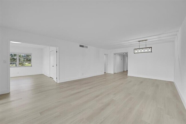 Building Photo - 2801 N Palm Aire Dr