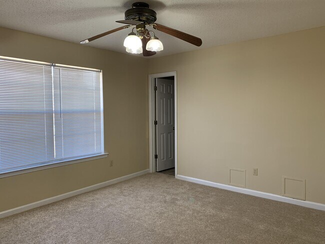 Building Photo - 1430 Paul Caswell Blvd
