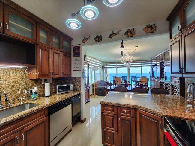 Building Photo - 3505 S Ocean Dr