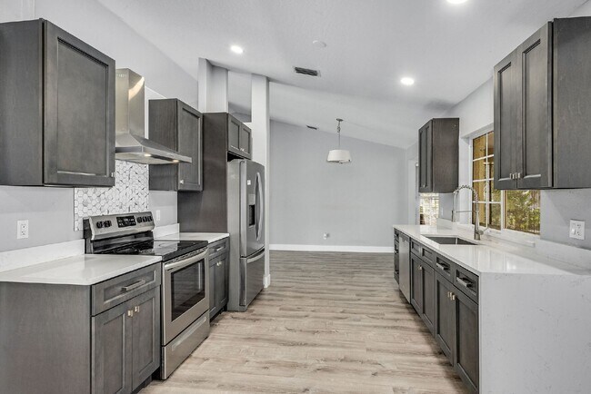 Building Photo - Stunning 3 Bed, 2 Bath Home in Vizcaya Estates