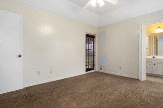 Building Photo - Beautiful 3 bedroom / 2 bath **$300 OFF 1ST MONTH SPECIAL