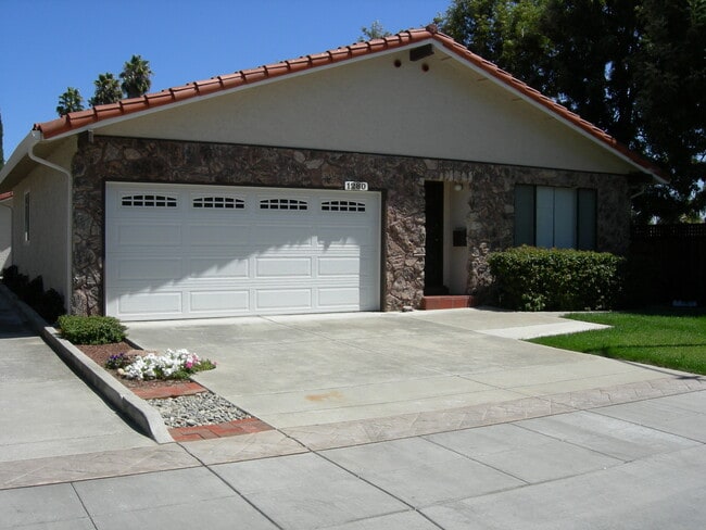 Building Photo - 1284 Poplar Ave