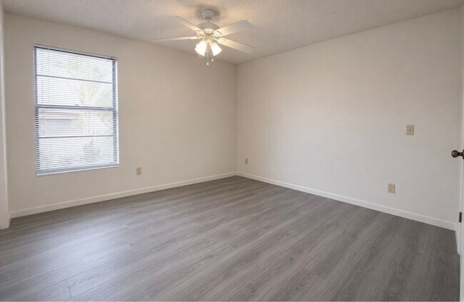 Building Photo - 55+ Gem minutes to Bradenton Beach