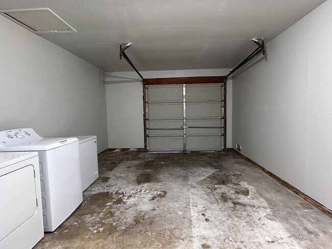 Building Photo - Convenient South SA Location—3BR with W/D Included