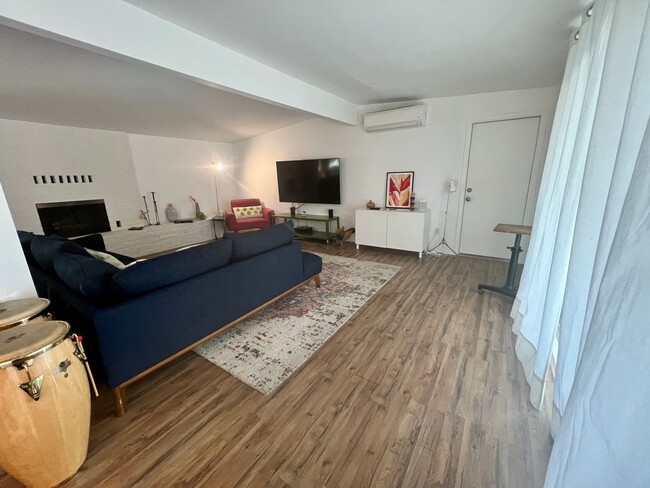 Building Photo - 3 Bedroom 2 Bathroom - Fully Furnished - M...