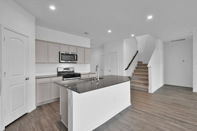 Building Photo - Never lived in 4 bed 3 bath with water views