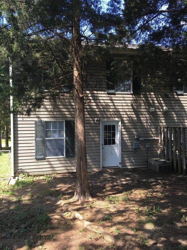 Building Photo - 2216 Live Oak Ln