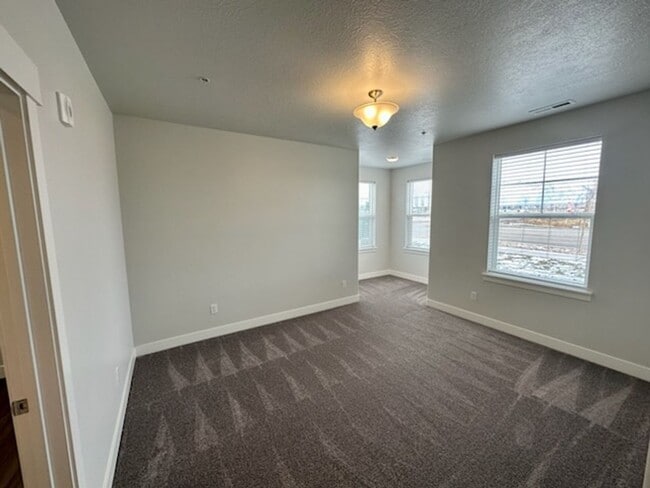 Building Photo - Bright 3 bed Condo with Pool, HOA, and Great Amenities!!