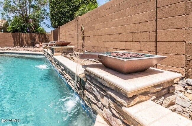 Building Photo - 13352 W Alvarado Dr