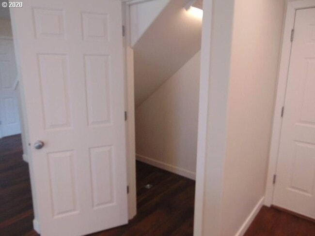 Building Photo - ** HALF MONTH FREE ! ** Beautiful 4 Bedroo...