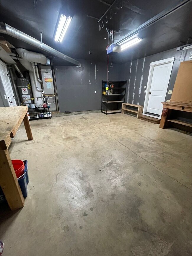 Building Photo - Gorgeous Pet Friendly Three Bedroom Home I...