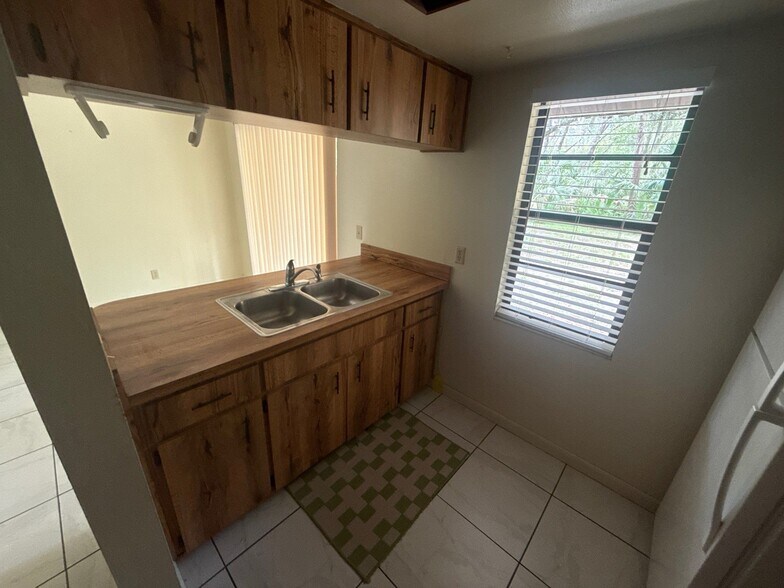 Building Photo - 10939 W Gem St