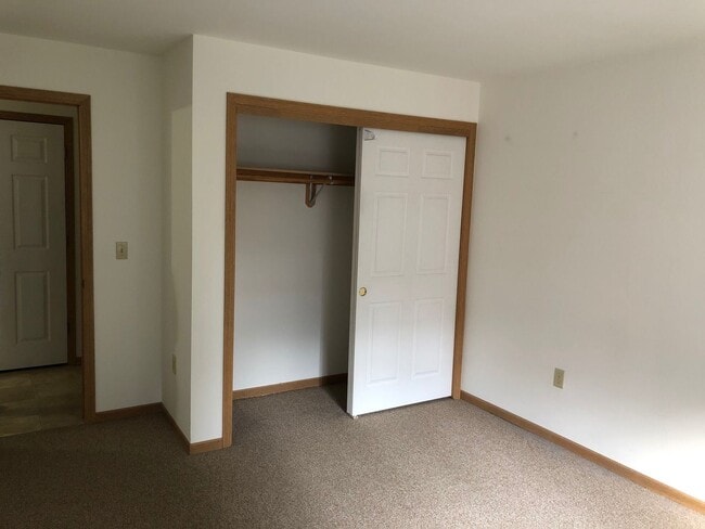 Building Photo - 8935 S Wood Creek Dr