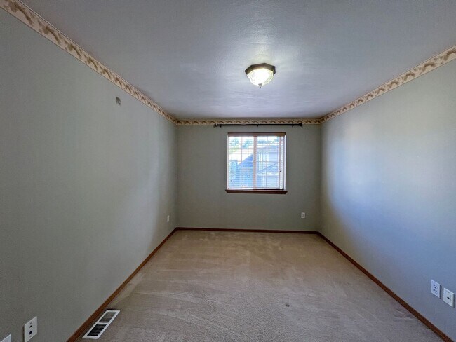 Building Photo - NE Tacoma - Large 3 bedroom 2.5 bathroom w...