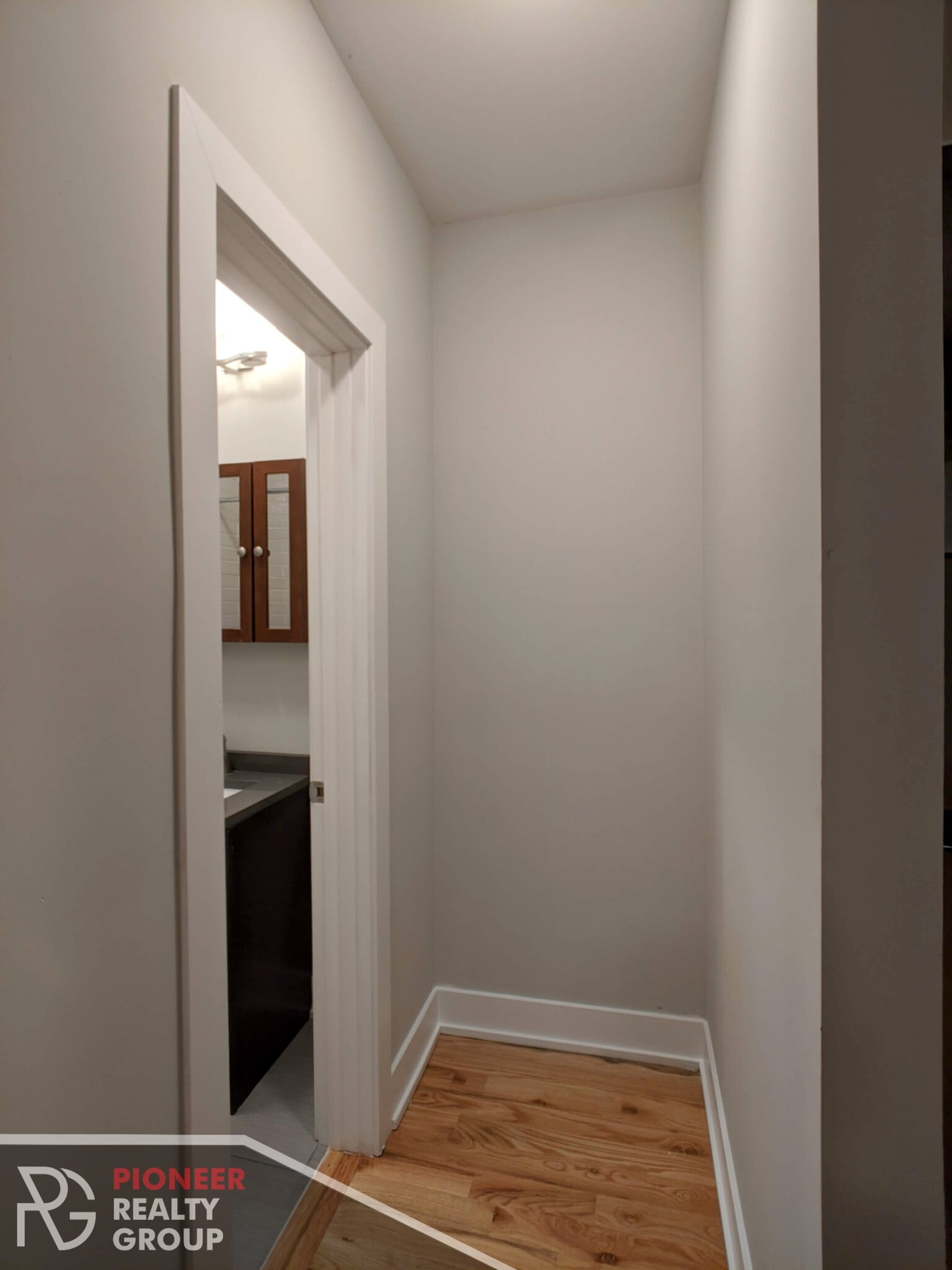 Building Photo - 835 W Wolfram St