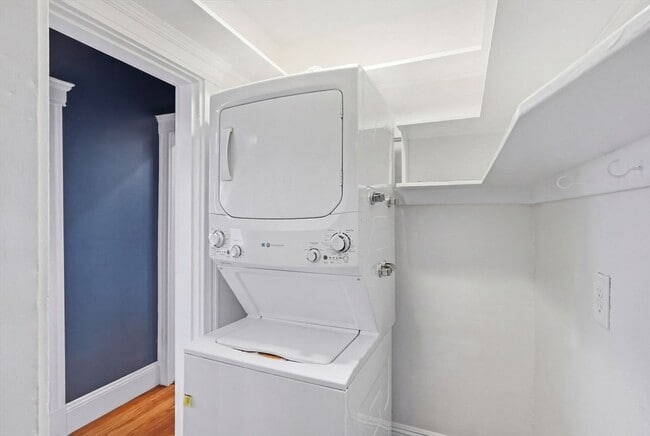 Building Photo - 15 Adelaide St