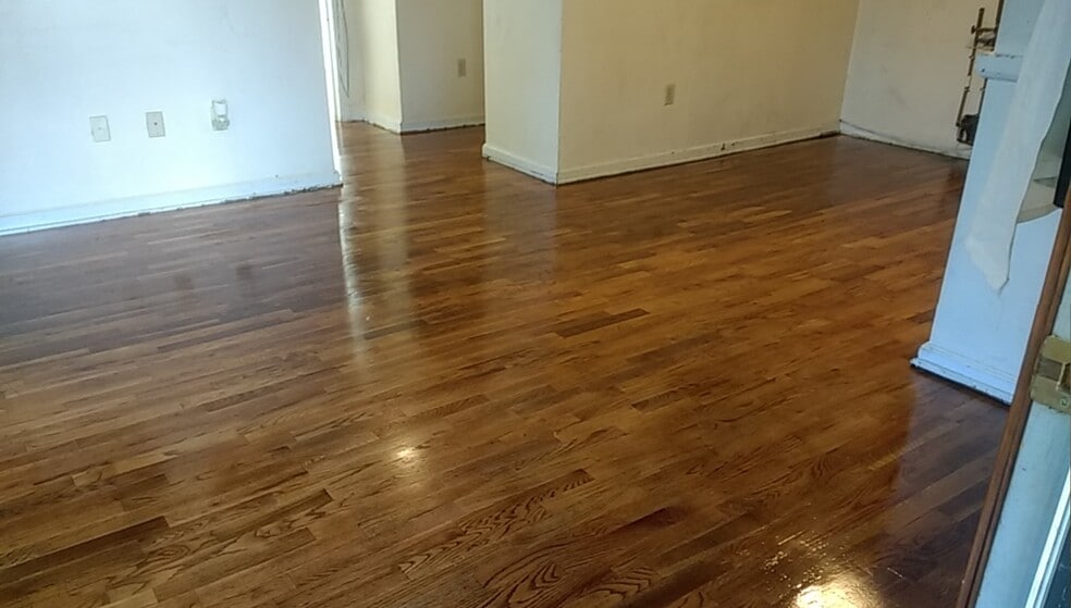 inside front door of living room - 1031 Quivera Cir