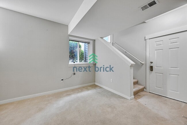 Building Photo - "Spacious 3-Bedroom Retreat with 3.5 Baths in Issaquah - 1,707 Sq. Ft. of Comfort!"