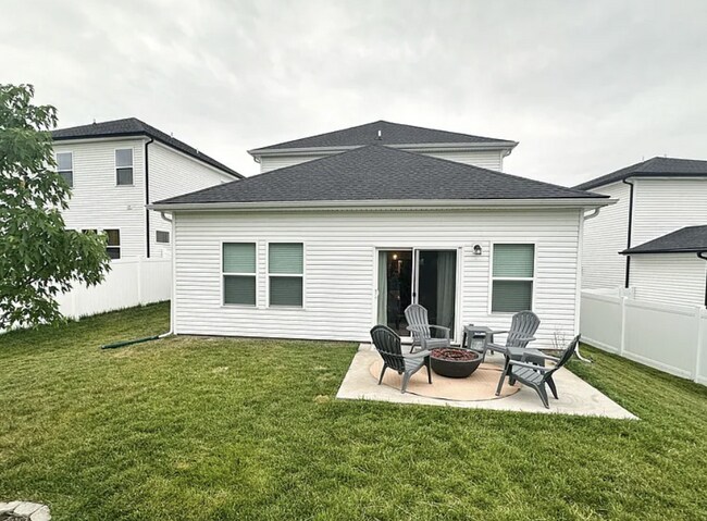 Building Photo - Spacious 4 Bedroom Home with Main-Level Primary and 2-Car Garage