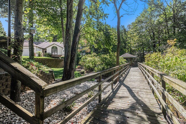 Building Photo - Like New 5 Bedroom - Close to the lake!