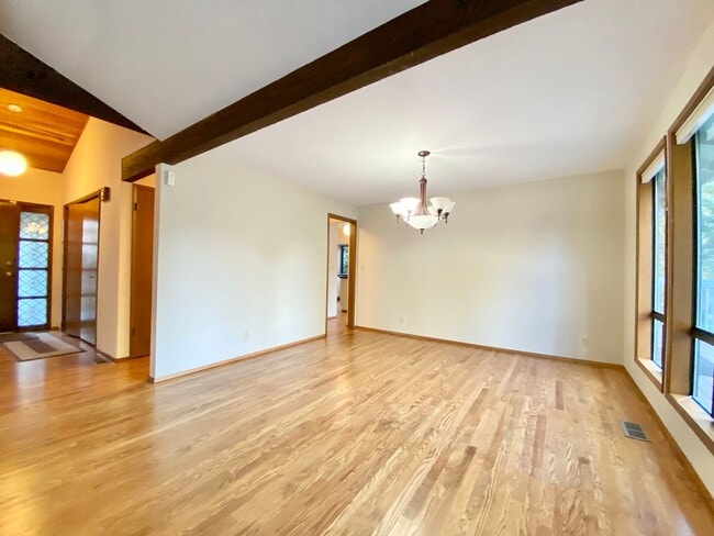 Building Photo - Spacious Somerset Home on a Large Flat Lot