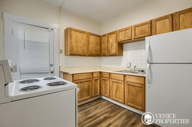 Building Photo - Charming 2BR on Lane and Indiana