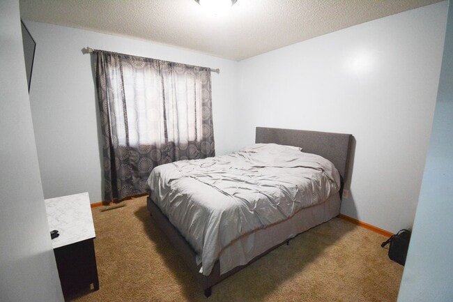 Building Photo - Modern 5-Bedroom Home for Rent in Rochester MN with Garage & Fenced Yard