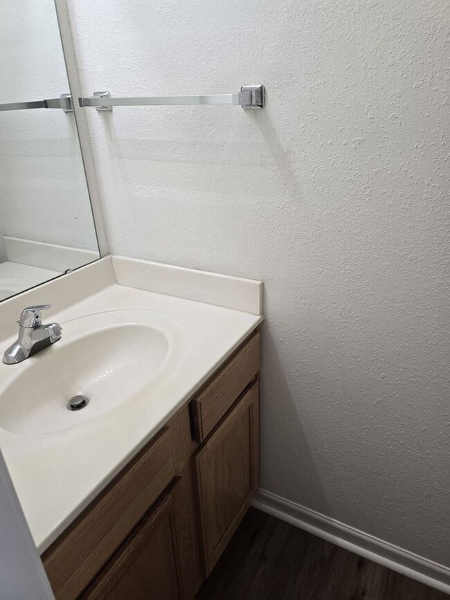 Building Photo - Located in Parkers Xing a home with 4BR/2....