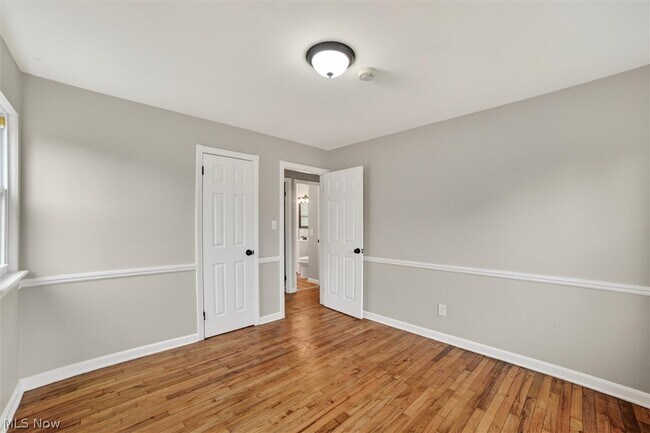 Building Photo - 681 E 258th St