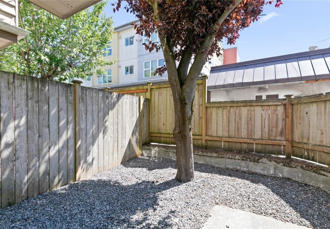 Building Photo - Wonderful 3 bed Townhome w/garage in Northgate! AVAILABLE 10/7/2026!