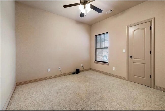 Building Photo - 4902 SW Golden Eagle Ave