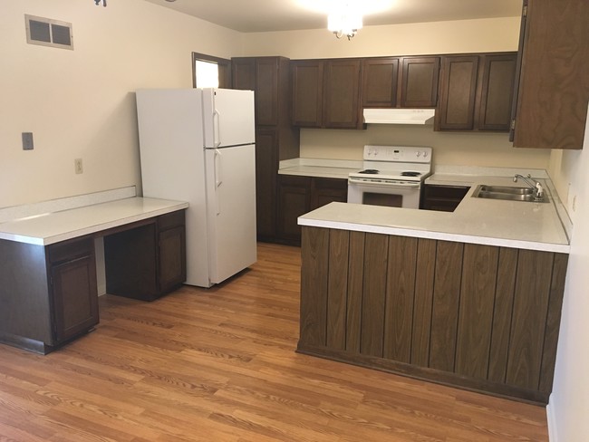 Kitchen with built-in desk area. - Hickory Manor Apartments