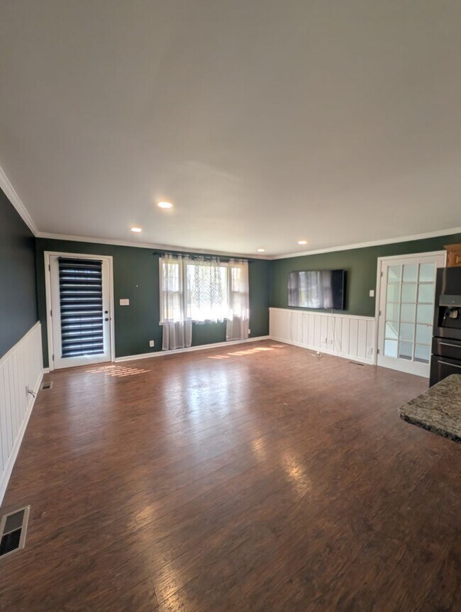 Building Photo - Available Now!!! Charming 3-Bedroom Brick Ranch Close to Nashville!