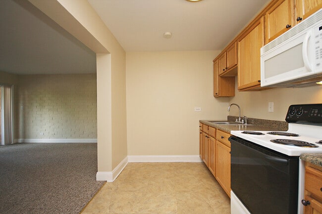 Building Photo - Student-Friendly 1800 JPA Garden Apartment Near UVA