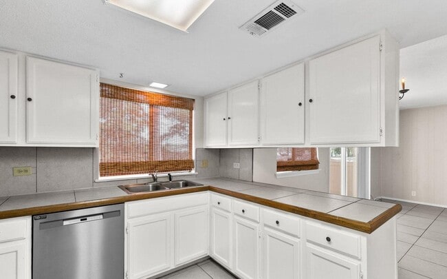 Building Photo - Live Where Convenience Meets Comfort in Lakebend!