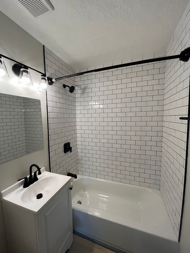 Building Photo - Beautifully Renovated 3BR Home with Modern Finishes & Spacious Living Areas