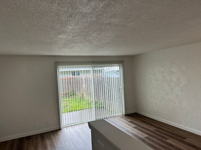 Building Photo - Updated 2 bedroom, 1 bath with garage!