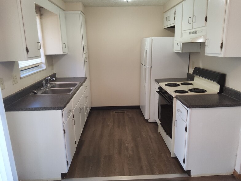 Building Photo - 1670 Colonial Dr