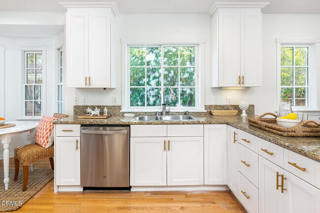 Building Photo - 2065 San Marino Ave