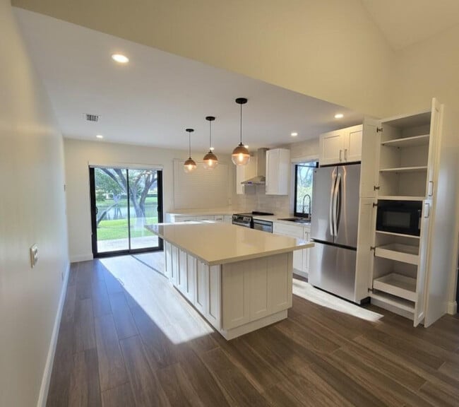 Building Photo - 2177 Montpeliar