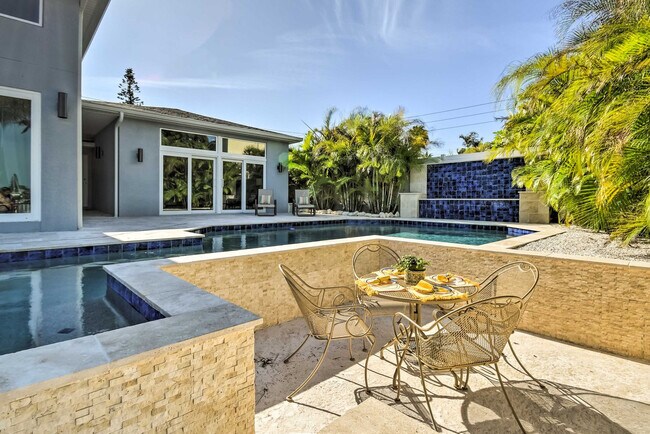 Building Photo - 2122 W Vina Del Mar Blvd