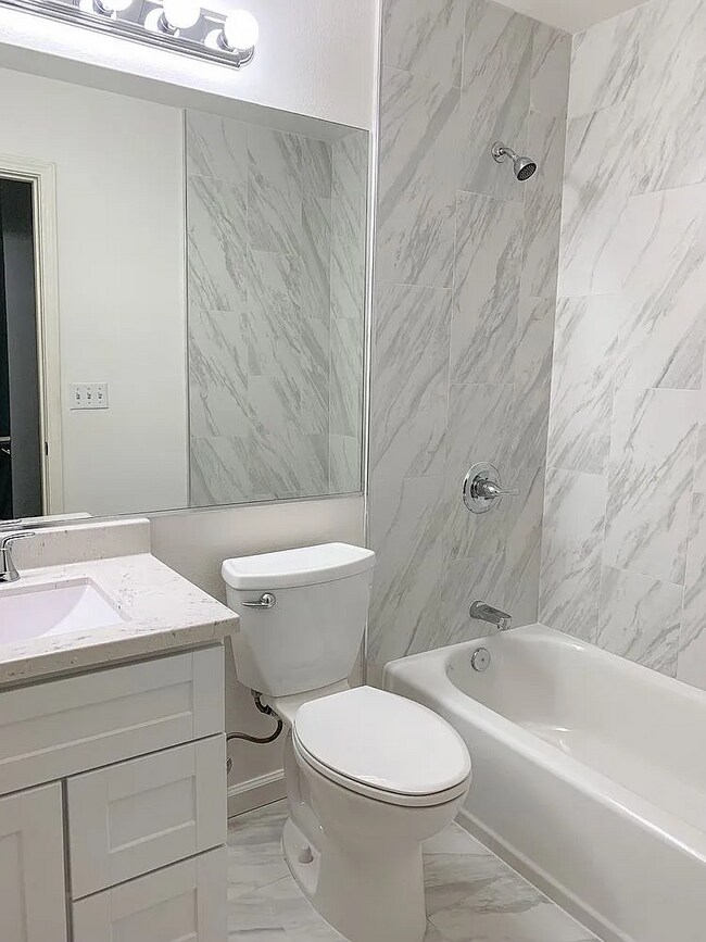 Building Photo - Located in a well-maintained community wit...